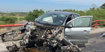 Un auto impactó contra  la baranda de un puente en autopista y su conductor resultó herido