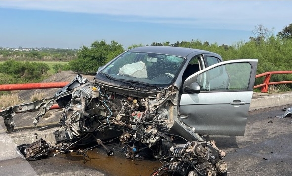 Un auto impactó contra  la baranda de un puente en autopista y su conductor resultó herido