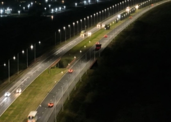 Asaltaron a una pareja en la autopista: les cruzaron una rueda para que frenen