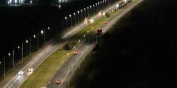 Asaltaron a una pareja en la autopista: les cruzaron una rueda para que frenen