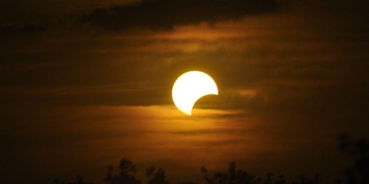 A mirar el cielo: este miércoles será el eclipse solar anular “Anillo de Fuego”