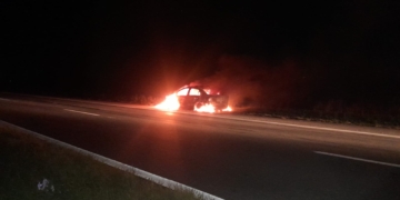 Autopista: se incendió un remisse de Gaboto a la altura de Maciel