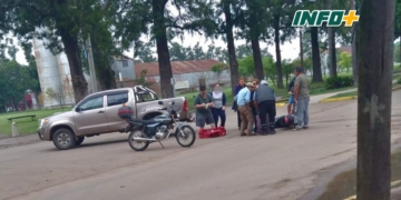 Una moto y una camioneta impactaron en Barrancas: un vecino herido