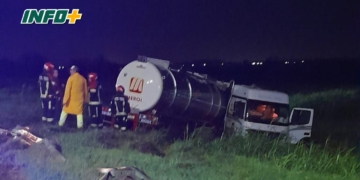 Un camión cisterna despistó en autopista, rompió el guardarraíl y quedó entre los pastizales