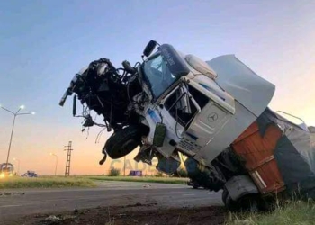 Impactante choque de camiones en Ruta 91: un chofer rescatado por bomberos