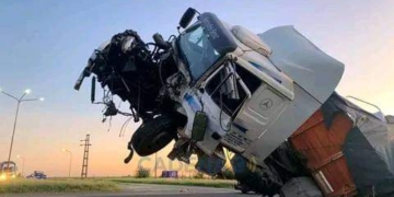 Impactante choque de camiones en Ruta 91: un chofer rescatado por bomberos