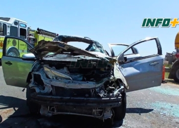 Una mujer debió ser rescatada tras chocar su auto contra un camión en Barrancas