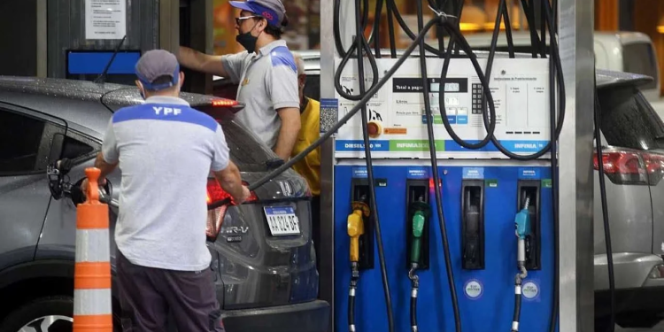 El domingo vuelve a aumentar la nafta y el gasoil