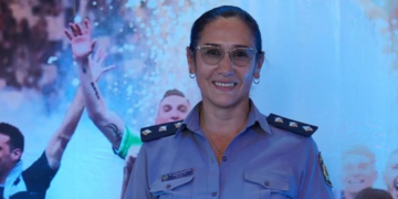 Un mujer policía salvó la vida de una bebé que había caído a una pileta