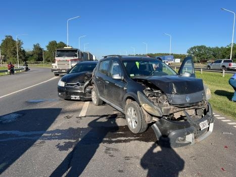 Cuatro vehículos impactaron en cadena sobre la autopista Rosario Santa Fe