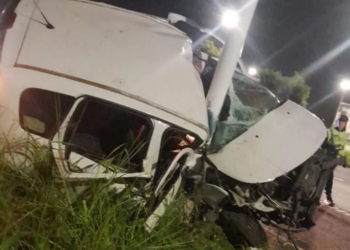 Rescataron a un hombre que chocó contra una columna en autopista