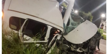 Rescataron a un hombre que chocó contra una columna en autopista