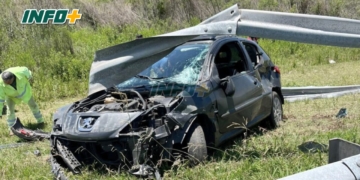 Un auto despistó en autopista e impactó contra el guardarrail: dos heridos