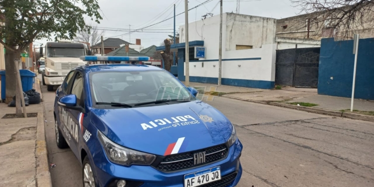 Robaron en un campo de Totoras: se llevaron dinero, un televisor y hasta botellas de champagne