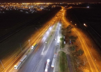 Una mujer policía fue asaltada en autopista tras chocar contra un adoquín