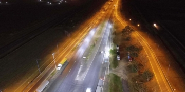 Una mujer policía fue asaltada en autopista tras chocar contra un adoquín