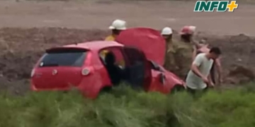 Una joven fue rescatada por bomberos tras volcar a la vera de la autopista