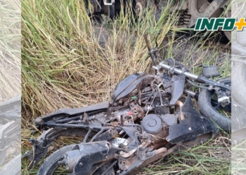 Un joven en moto no advirtió la presencia del tren y fue impactado: graves lesiones