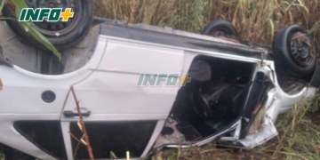 Un auto volcó en Maciel y dos jóvenes sufrieron heridas