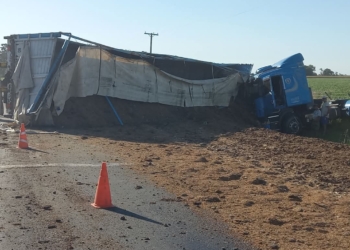 Impactante vuelco de un camión sobre Ruta 91 entre Serodino y Andino
