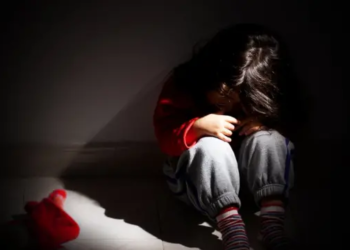 Abusó de las hijas de su pareja de 9 y 11 años y piden 22 años de prisión