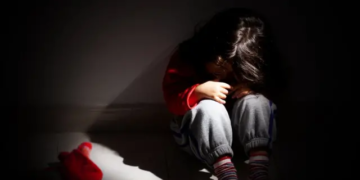 Abusó de las hijas de su pareja de 9 y 11 años y piden 22 años de prisión