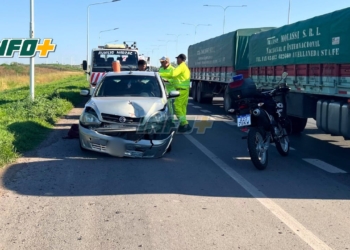 Dos vehículos chocaron por alcance en zona de obras de la autopista