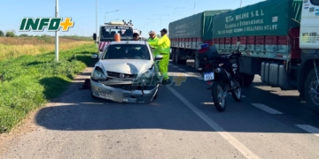 Dos vehículos chocaron por alcance en zona de obras de la autopista