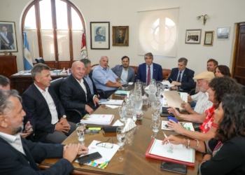 Paritarias: Provincia ofreció un 5% de aumento por tres meses a estatales y docentes