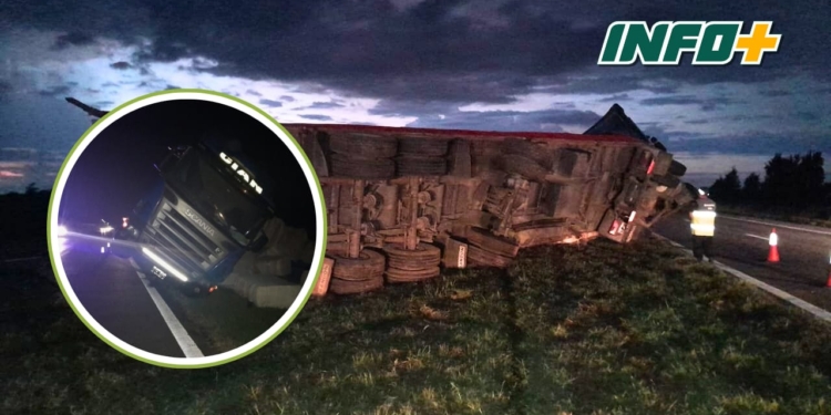 Un camión despistó y volcó sobre autopista en Maciel
