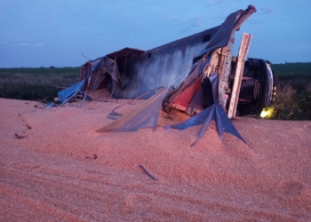 Impactante vuelco de un camión sobre Ruta 80 en Gálvez