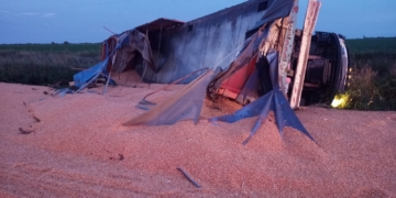 Impactante vuelco de un camión sobre Ruta 80 en Gálvez