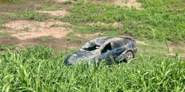 Un auto despistó y desbarrancó varios metros a la vera de autopista