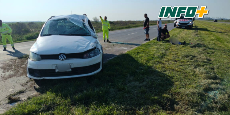 Monje: un auto cruzó el cantero central de autopista y volcó en la mano contraria