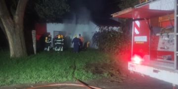 Una braza generó un voraz incendio en una vivienda en Pueblo Andino