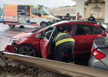 Bomberos rescataron a dos personas tras un fuerte choque sobre autopista