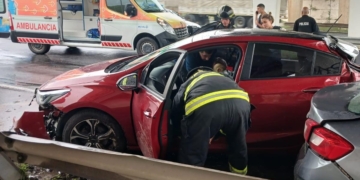 Bomberos rescataron a dos personas tras un fuerte choque sobre autopista