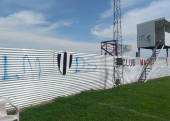 La cancha del Club Maciel amaneció con pintadas a la previa al clásico