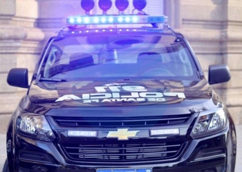 Dos menores de 11 y 17 años fueron atrapados debajo de un vehículo intentando robar ruedas 