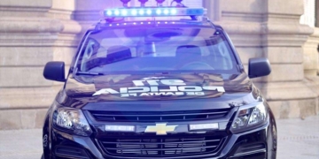 Dos menores de 11 y 17 años fueron atrapados debajo de un vehículo intentando robar ruedas 