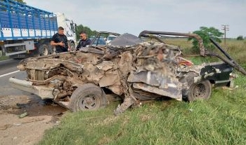 Dos hombres murieron tras chocar contra un camión y un patrullero, mientras huían de la policía