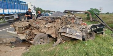 Dos hombres murieron tras chocar contra un camión y un patrullero, mientras huían de la policía