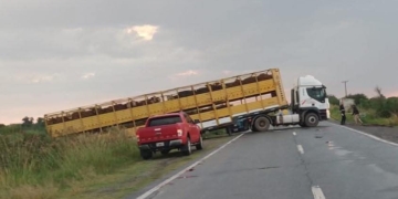 Un auto con cuatro jóvenes de Barrancas colisionó con un camión en Ruta 11