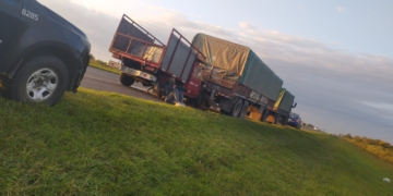 Milagro en Oliveros: se durmió al volante, chocó contra un camión y resultó ileso