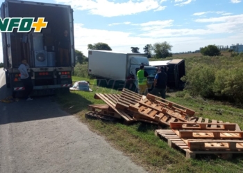 Oliveros: un camión volcó tras ser abordado por delincuentes armados sobre autopista