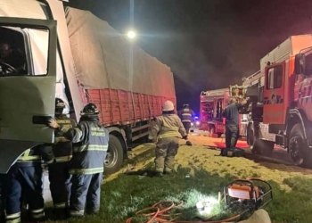 Fuerte choque entre camiones en La Ribera: un chofer y un menor heridos