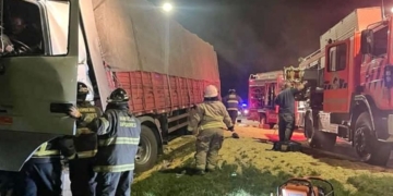 Fuerte choque entre camiones en La Ribera: un chofer y un menor heridos