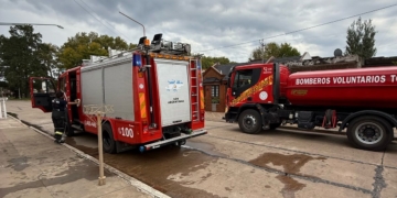 Susto en Totoras: bomberos sofocaron el incendio en el lavadero de una vivienda