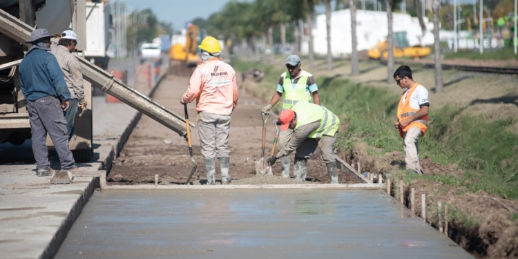 Timbúes avanza con la obra de banquinas en Ruta 11