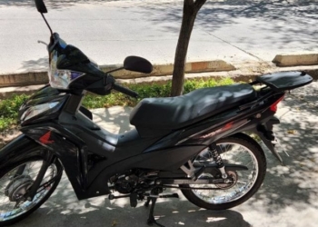 Dejó estacionada su moto en la vereda de su casa en Serodino y se la robaron